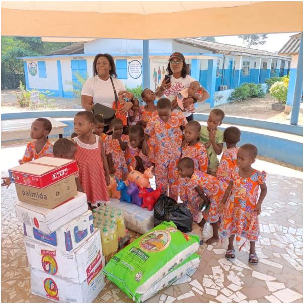 Visite à la pouponnière de Ouidah et don financier